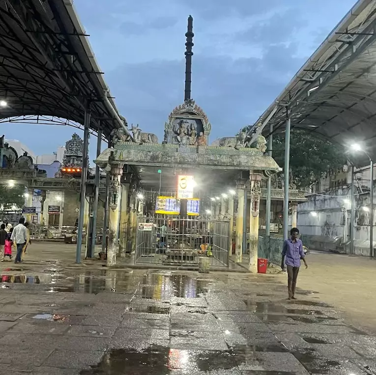 inmaiyil-nanmai-tharuvar-temple-inside