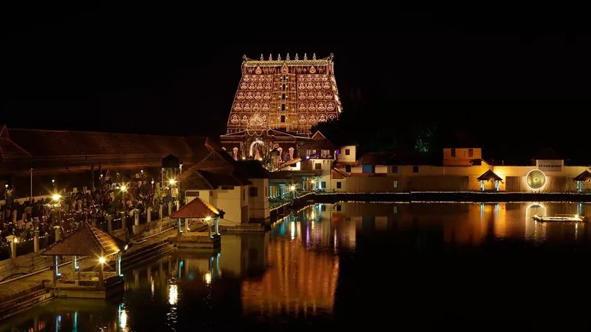 sree-padmanabhaswamy-temple-entrance-night-view